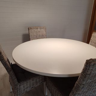 Mesa redonda blanca con patas madera