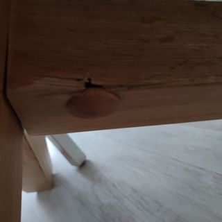 Mesa redonda blanca con patas madera