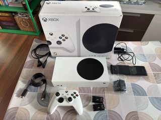 Xbox Series S + Base Carga Mando con dos baterías