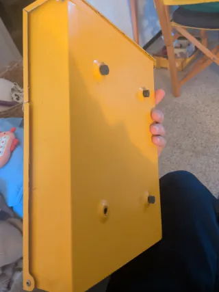 Buzón metálico amarillo exterior