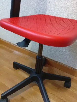 Silla de escritorio roja de plástico