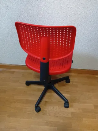 Silla de escritorio roja de plástico