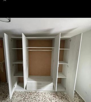 Armario de madera blanco y marrón