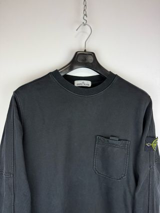 Felpa nera Stone Island con taschino sul petto