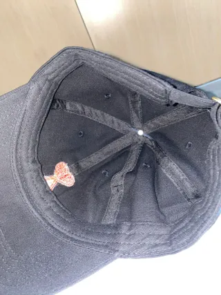 Gorra AMI Paris Negra con Corazón Rojo