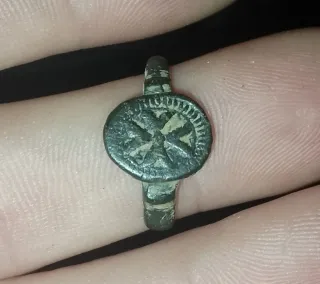 Anillo antiguo con diseño grabado