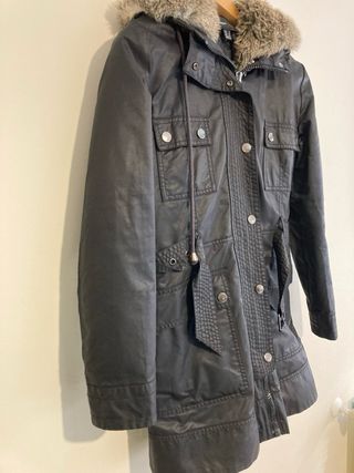 Cazadora negra con capucha y pelo