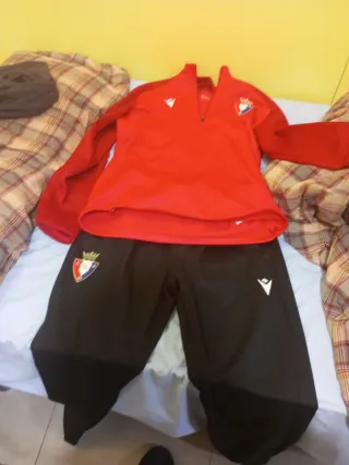 Chándal Macron Osasuna Rojo y Negro