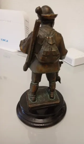 Preciosa figura de cazador ,18 cm de alto.