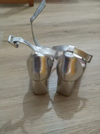 Sandalias plateadas talla 38 de tacón.