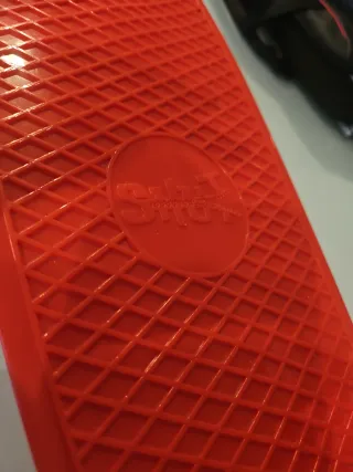 Skate rojo con ruedas azules
