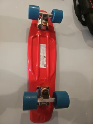 Skate rojo con ruedas azules