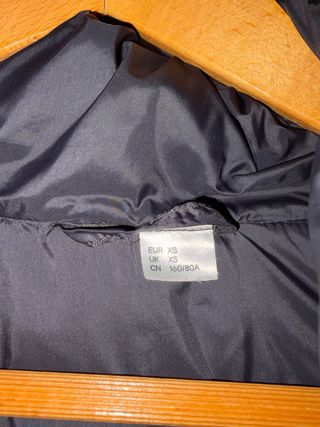 Chaquetón negro con capucha