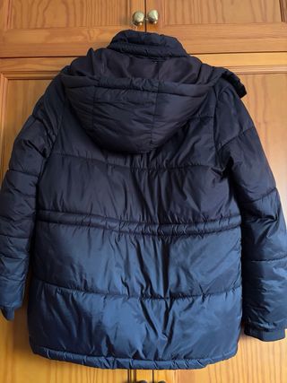 Chaquetón negro con capucha