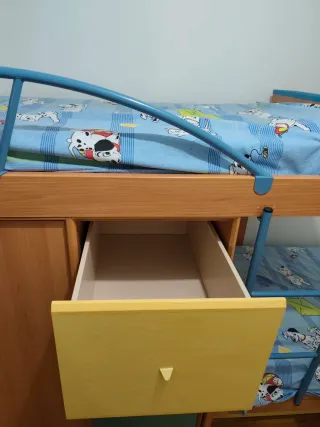 Habitacion juvenil y escritorio con silla