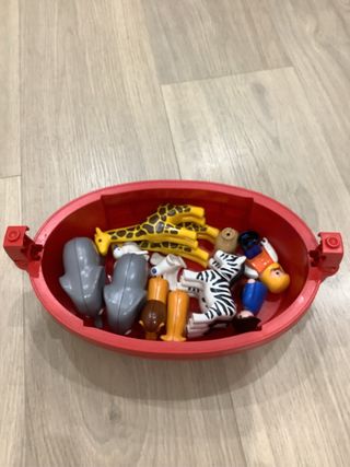 Arca Noé Playmobil y tren magnético madera.