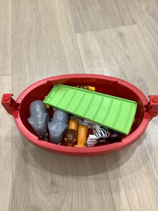 Arca Noé Playmobil y tren magnético madera.