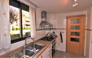 Muebles de cocina blancos y piedra