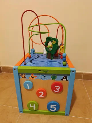 Cubo de actividades de madera