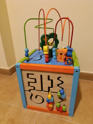 Cubo de actividades de madera