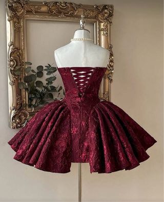 Vestido de fiesta corto burdeos con pedrería
