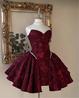 Vestido de fiesta corto burdeos con pedrería