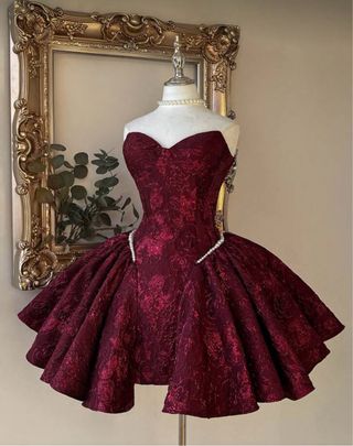 Vestido de fiesta corto burdeos con pedrería