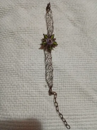 Pulsera con flor verde y morada