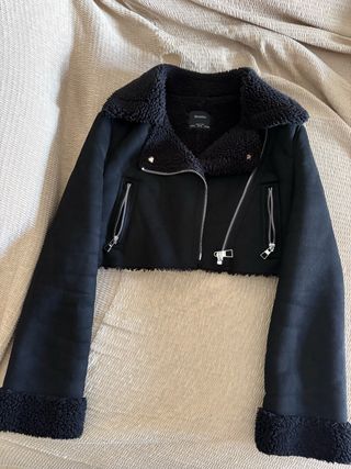 Chaqueta corta Bershka negra
