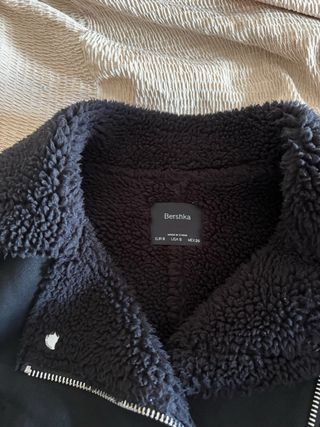 Chaqueta corta Bershka negra