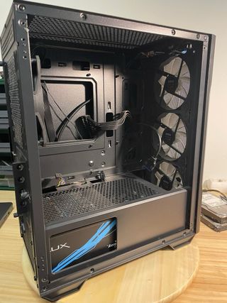 Caja PC MSI más fuente de alimentación