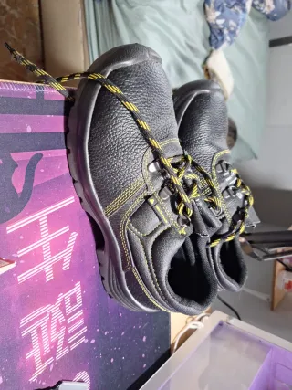 Zapatos de seguridad negros y amarillos. Con caja