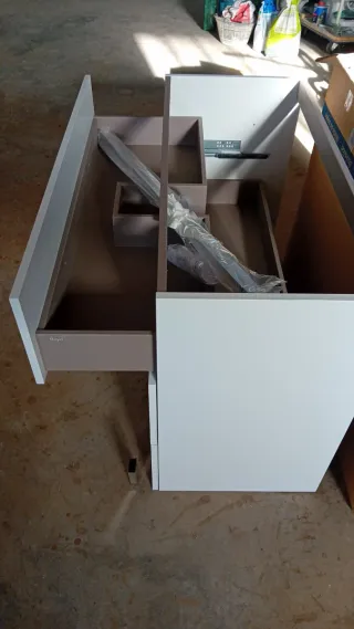 Mueble de baño de madera blanca.