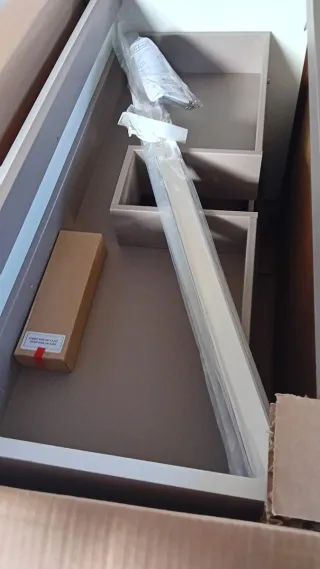 Mueble de baño de madera blanca.