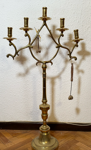 Candelabro de latón grande