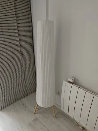 Lámpara de pie de papel y madera