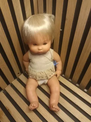 Muñeca de bebé con vestido de encaje