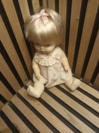 Muñeca de bebé con vestido de encaje