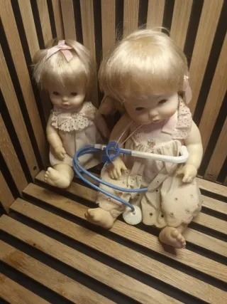 Muñeca de bebé con vestido de encaje