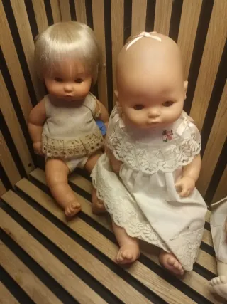 Muñeca de bebé con vestido de encaje