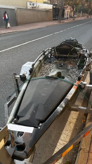 Kayak de pesca a pedales con remolque