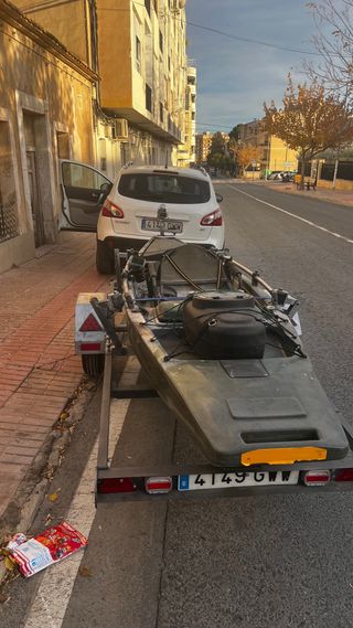 Kayak de pesca a pedales con remolque