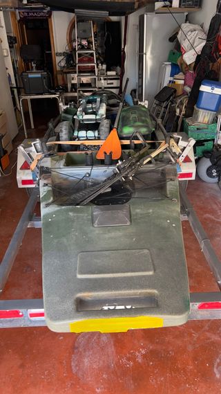 Kayak de pesca a pedales con remolque