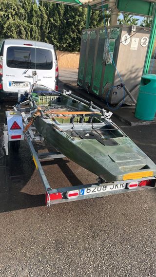 Kayak de pesca a pedales con remolque