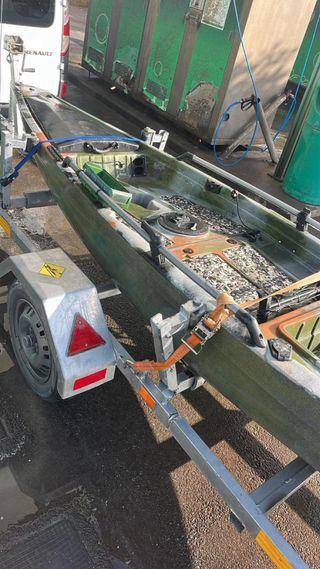 Kayak de pesca a pedales con remolque