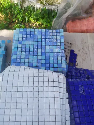 Gresite para piscina azul y blanco