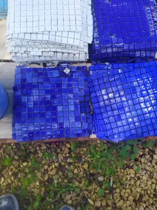 Gresite para piscina azul y blanco