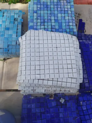 Gresite para piscina azul y blanco