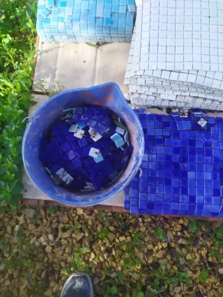 Gresite para piscina azul y blanco