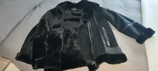 Cazadora de pelo negra